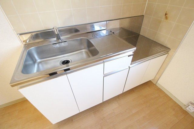 フレグランス山岡Cのキッチン|コンパクトなキッチンで掃除もラクラク