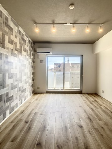 ブライティ助信の内装|明るい色調の室内です