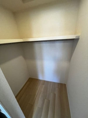 【収納】 | グランプレイス | 【グランプレイス】ウォークインクローゼットで床がフラットなのでキャスター付きボックスが利用できて衣替えも簡単です。