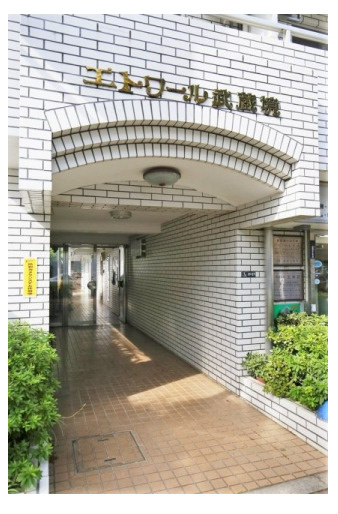 武蔵野市境１丁目の賃貸マンションのエントランス
