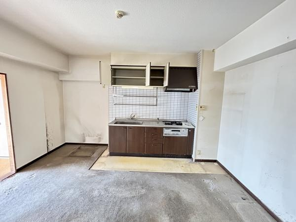 【居間・リビング】 | こちらのキッチンは、リフォーム予定で新しいシステムキッチンに交換されます。
