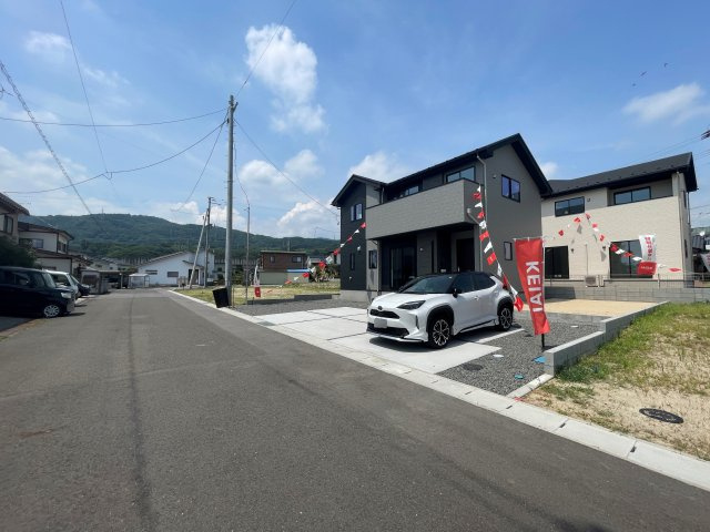 新築戸建・新築建売　伊達郡桑折町3期　Erde　全2棟の前面道路含む現地写真|前面道路幅員6.0ｍ。駐車が苦手な方も安心の広さ♪