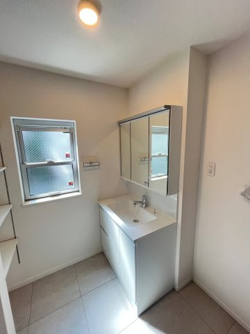 蕨市中央二丁目戸建の洗面所|ゆったりとスペースのある洗面所