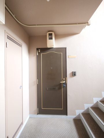 カーサソラーレの玄関|※写真は別の部屋のものです。