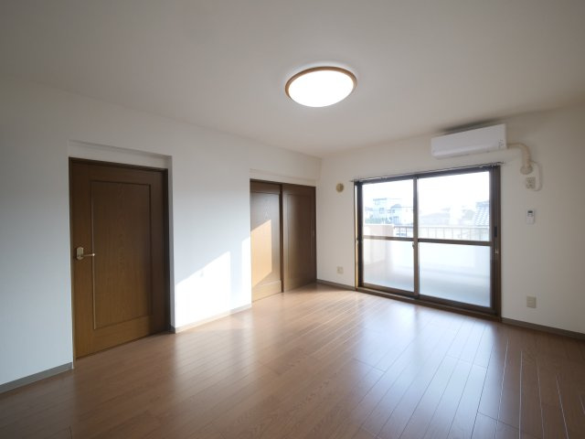 カーサソラーレの洋室|※写真は別の部屋のものです。