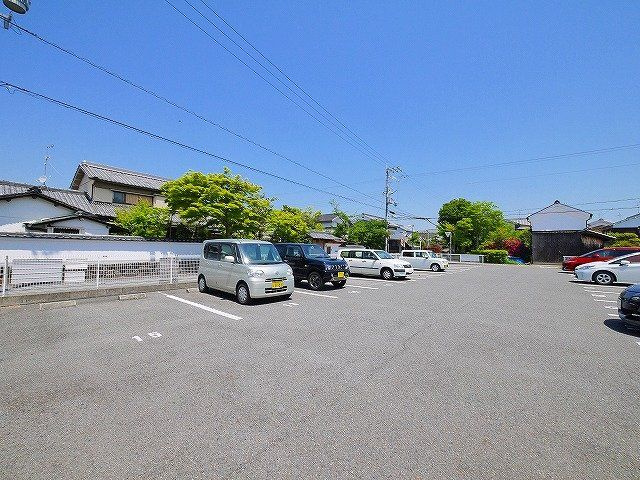 ヴィラージュAの駐車場|駐車場に車を止められます