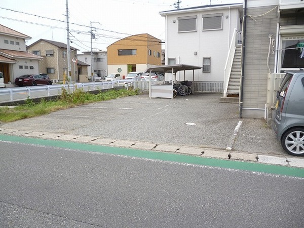 コンフォールの駐車場