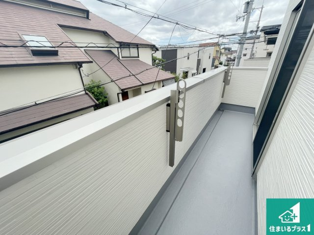 1日(土)2日(日)現地見学可能！　池田市豊島北　限定1邸のバルコニー|ワイドバルコニーは洗濯物を干すスペースが広いのでご家族が多くても安心！