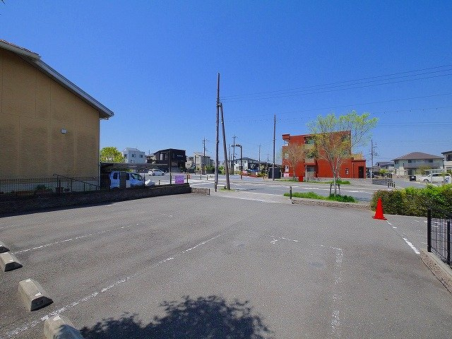 クレドール1番館の駐車場