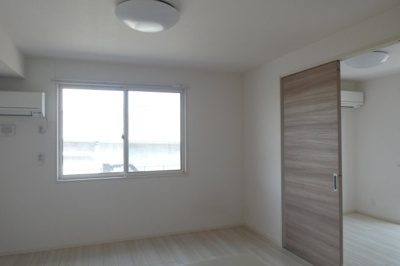 【居間・リビング】 | ブランネージュ新山口Ⅱ | 反転間取り別部屋写真です。