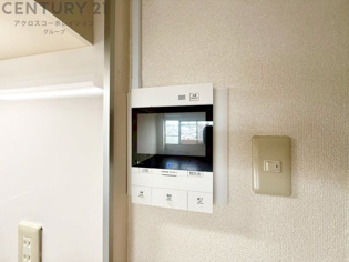 訪問者が来たときにテレビ画面で確認できるため、安心してドアを開けられます。録画機能があるものもあり、留守中に来訪者を記録しておくことができます。利便性が高く、セキュリティ面でも安心です。