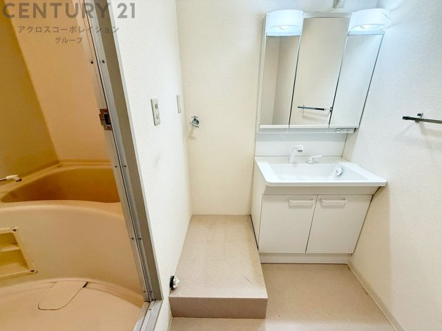 洗濯物の仕分け作業がしやすく、整理整頓が容易になります。洗濯音や湿気を他の部屋に持ち込まず、生活環境を快適に保ちます。上部を活用すれば収納スペースを確保でき洗剤や洗濯用品の整理もしやすくなります。