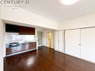 リビングダイニングは家族や友人とのコミュニケーションを楽しむ場所でくつろぎながら食事や会話を楽しめ、多目的に利用できリラックスできる空間です。家庭内の中心として機能し、快適な生活をサポートします。