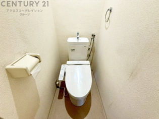 温水洗浄便座付トイレは温水洗浄機能により、暖かい水でおしりを洗浄することができ、冷たい水を使う従来の便座に比べ、温水洗浄機能で暖かいトイレを提供し、快適な使用を可能にします。