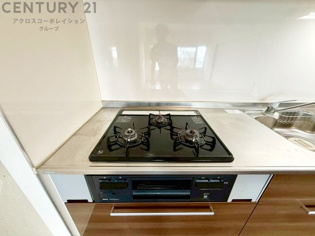 多数の調理器具を同時に使用でき、料理の効率化が可能。省エネで節約になり、様々な料理スタイルに適応できます。また、火力調整が独立しており、手入れや掃除もしやすく、今よりもっとお料理が楽しくなるかも。