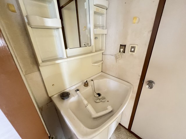 檜尾貸家の洗面所