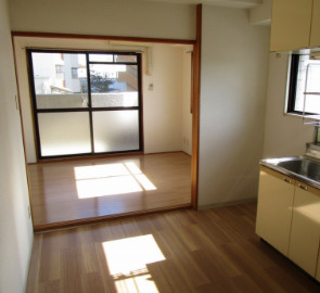 【居間・リビング】 | サンセーヌ六ツ門 | ゆったりとした居間です※別号室の写真です