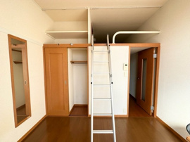 ゆったり過ごせる居間です