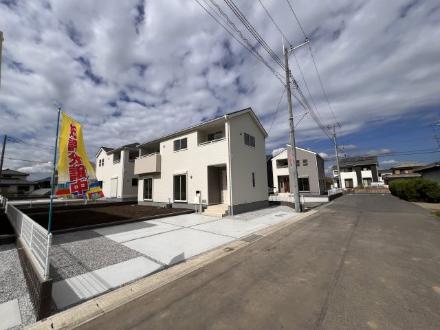 新築　富岡市下高瀬　Livele Garden.S 　9号棟の前面道路含む現地写真|北側接道幅員約5ｍ　　東側接道幅員約4ｍ