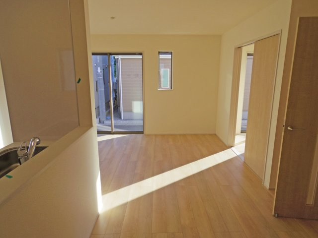 【居間・リビング】 | 沼津中沢田Ⅰ 新築建売分譲住宅 建物＋土地 TW05759 | 沼津市中沢田A号棟　リビング ※令和7年11月20日撮影写真
