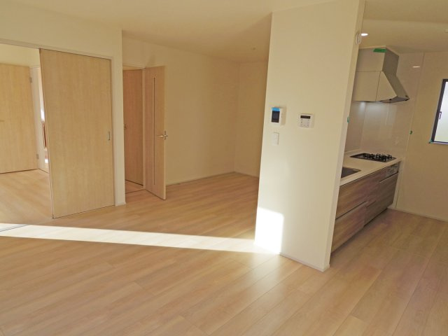 【居間・リビング】 | 沼津中沢田Ⅰ 新築建売分譲住宅 建物＋土地 TW05759 | 沼津市中沢田A号棟　リビング ※令和7年11月20日撮影写真