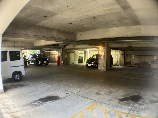 グリースシャトー桃山台の駐車場