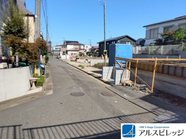 朝霞市膝折町５丁目4-17の前面道路含む現地写真