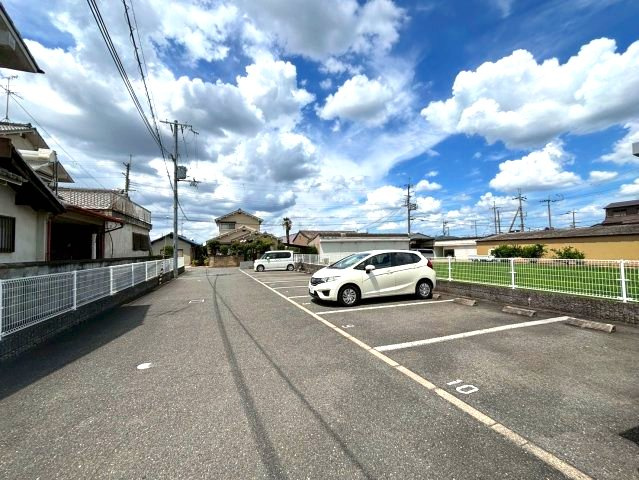 レオパレスル・ソレイユの駐車場
