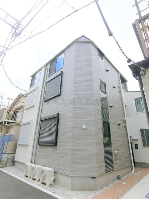 Chum　Haneda(チャムハネダの外観|2025年8月　木造地上3階建て総戸数8戸オートロック宅配BOX付きの賃貸アパート
京急空港線穴守稲荷駅最寄り徒歩6分の東京都大田区羽田3丁目