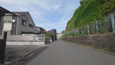 【前面道路含む現地写真】