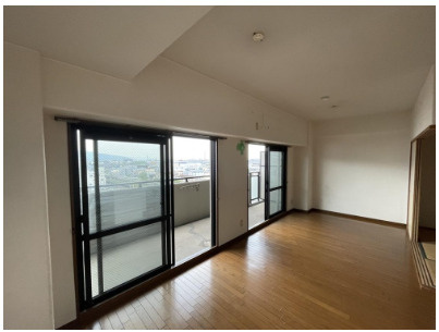 サーパス大東泉町の居間・リビング|陽の差し込む明るい南面リビング♪