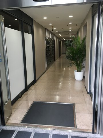 OMビルのエントランス