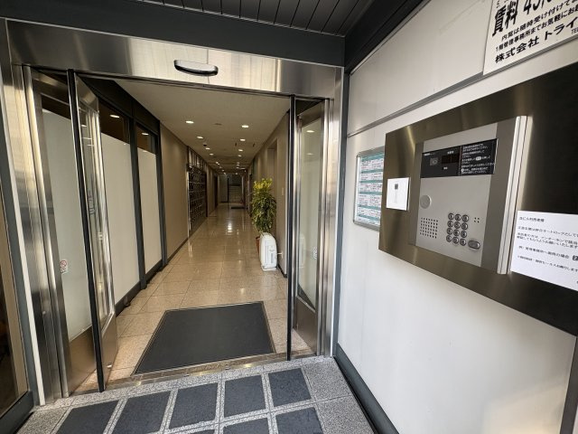 OMビルのエントランス