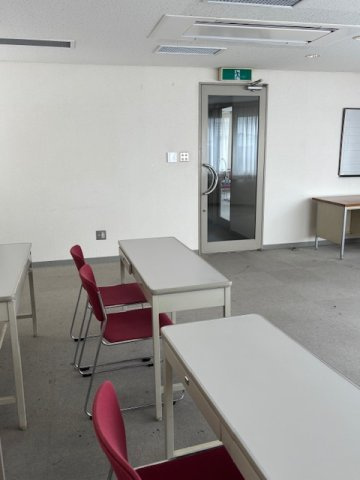 姫路ガスビルの内装|机、椅子など、必要であれば貸出致します。
