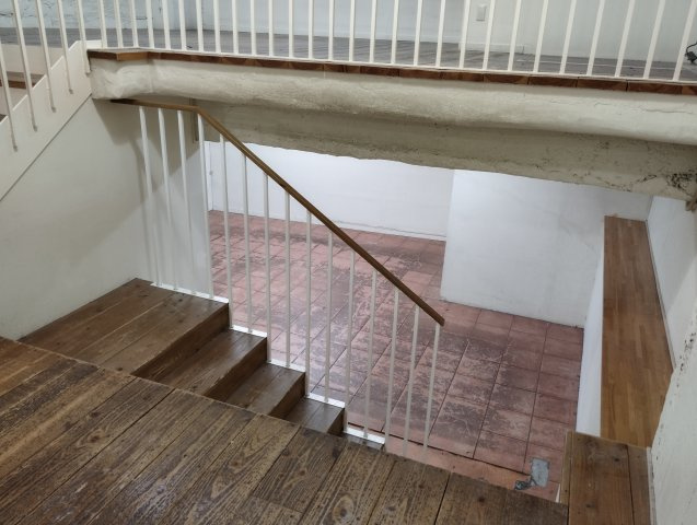 春貴ビル1階の内装|地階の階段部分