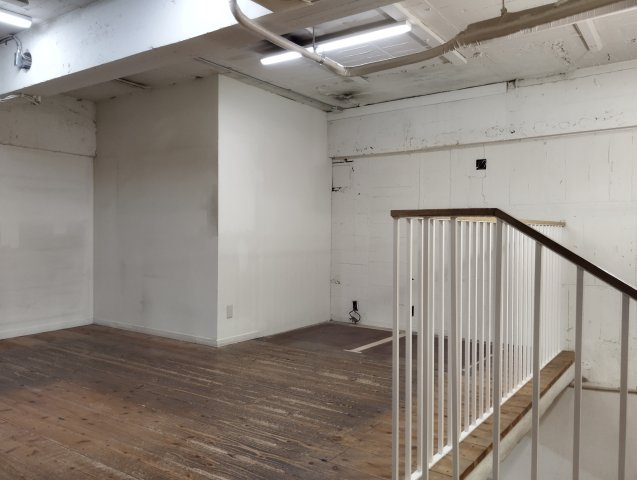 春貴ビル1階の内装|中二階風の部分