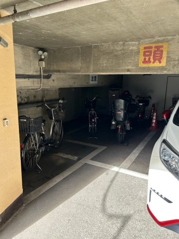 夙川ニューコーポ301の駐車場