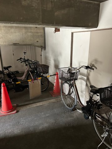 夙川ニューコーポ301の駐車場