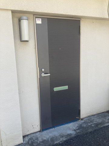神戸市長田区丸山町１丁目の倉庫のエントランス