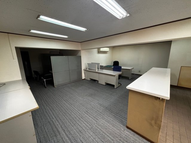 元浜町１丁目事務所の内装|室内か開放的な造りになっておりデスクなども置きやすい事務所利用しやすい空間です。