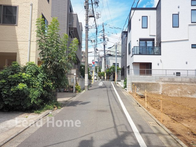 【前面道路含む現地写真】 | 目黒区上目黒5丁目 | 陽当たりの良い南西角地。間口も広く開放感があります！