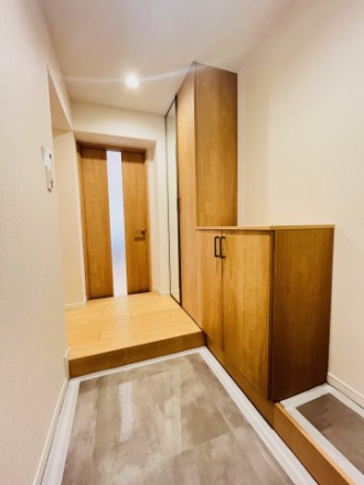 【玄関】 | ◇◆本厚木リバーサイドマンション参番館◆◇ | 玄関入ってシューズBOX手前には傘立てなどが置けるスペースが確保されています。