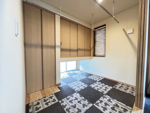 稲荷新田町中古の洋室|■リビング横の洋室は客間としてもリビングと一体利用としても