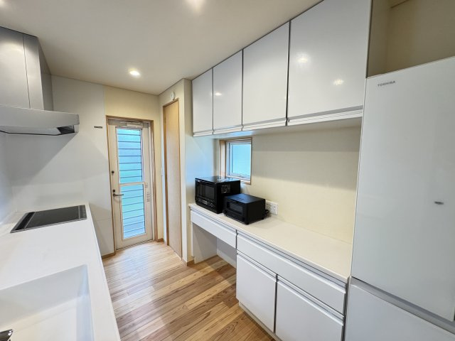 稲荷新田町中古のキッチン|■キッチン裏にはカップボードが備え付けられています