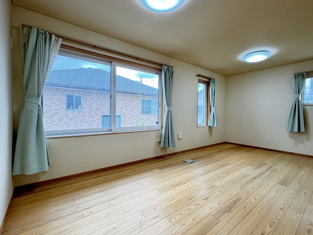 稲荷新田町中古の洋室|■2階9.5帖洋室は間仕切り設置でに分割できます