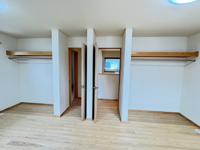 稲荷新田町中古の収納|■分割してもそれぞれに窓と収納