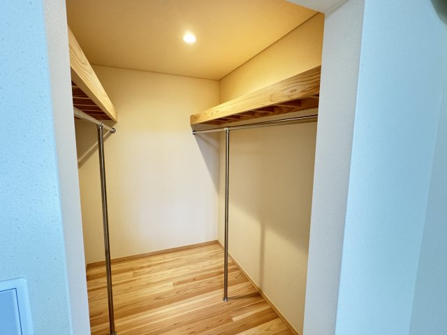 稲荷新田町中古の収納|■2階7.0帖洋室のウォークインクローゼット