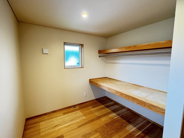 稲荷新田町中古の収納|■2階4.5帖納戸は十二分な収納量！