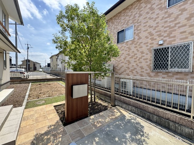 稲荷新田町中古の庭|■シンボルツリーが映えますね