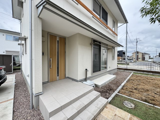 稲荷新田町中古の玄関|■軒が出ているので急な雨でも安心